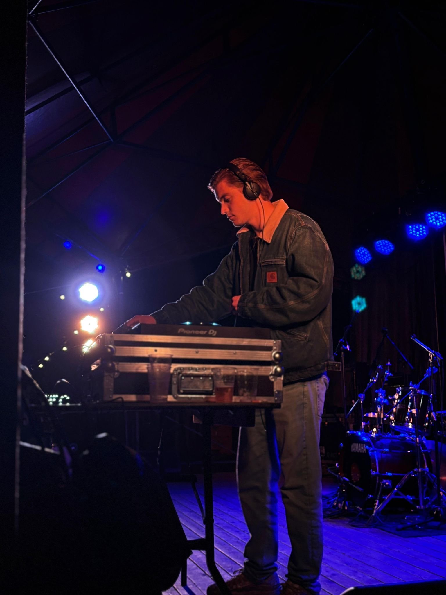 DJ van FeestFabriek draait live